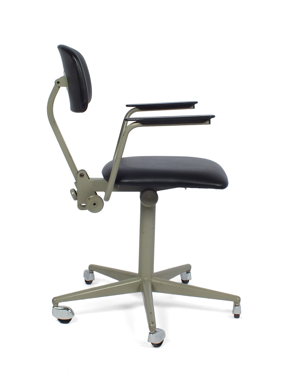 Friso Kramer chair on wheels - Ahrend De Cirkel