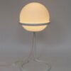 vloerlamp met grote witte glazen bol