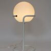 vloerlamp met grote witte glazen bol