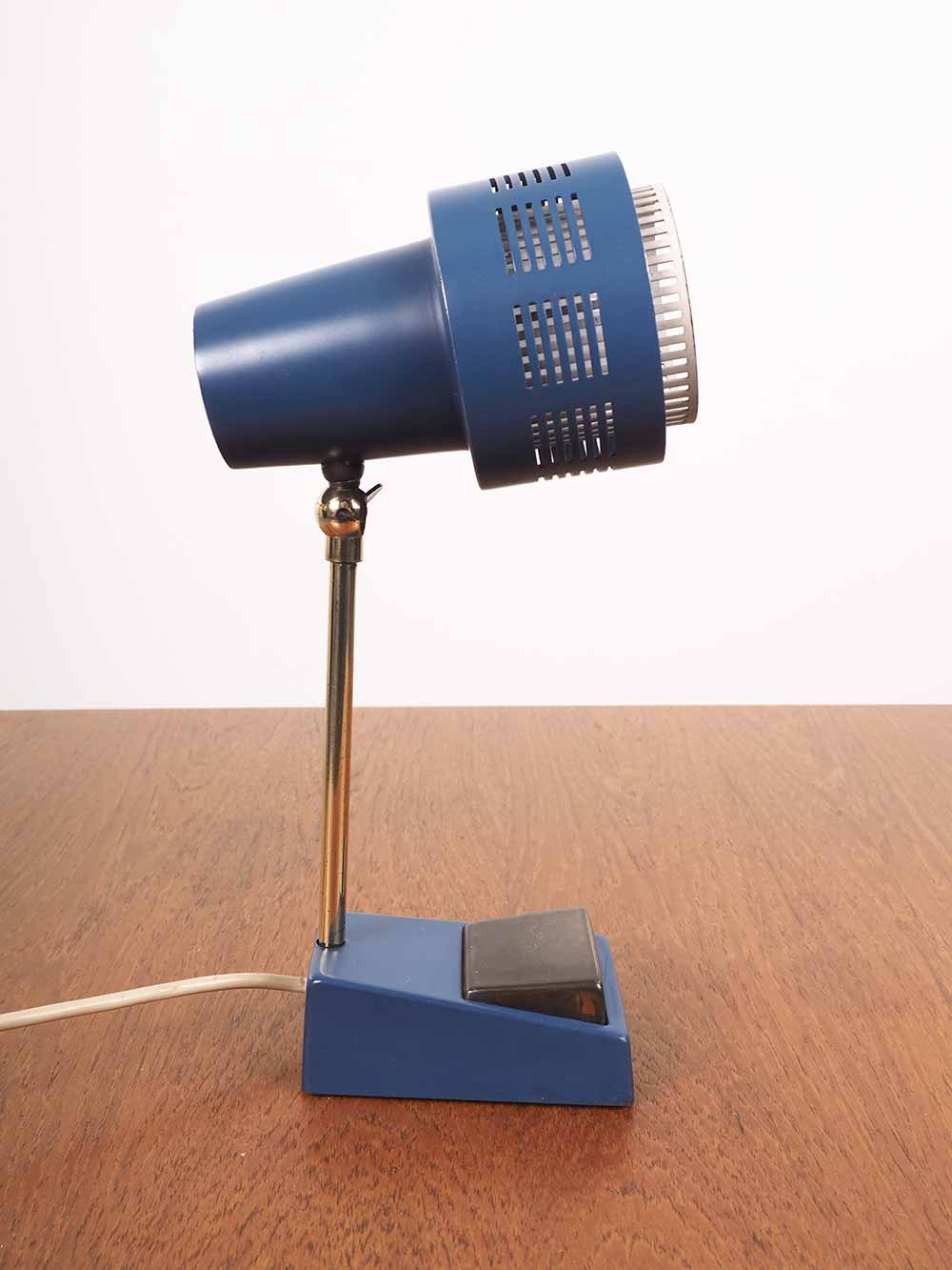blauw metalen bureaulampje met grote gouden knop