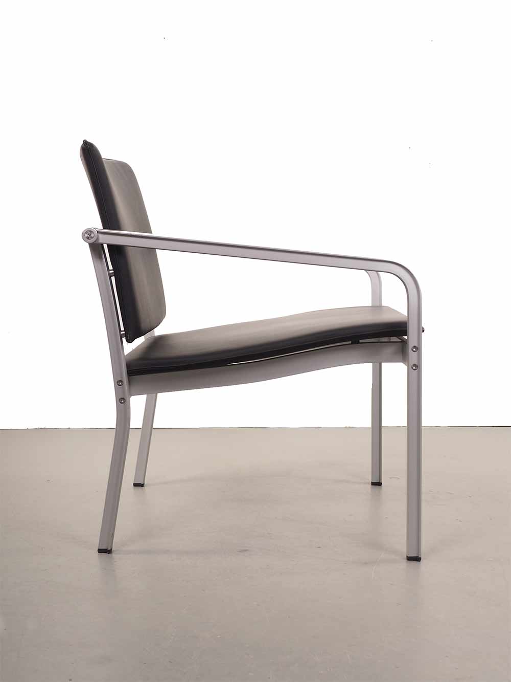 THONET LOUNGE stoel aluminium zwart leer roter punkt essen