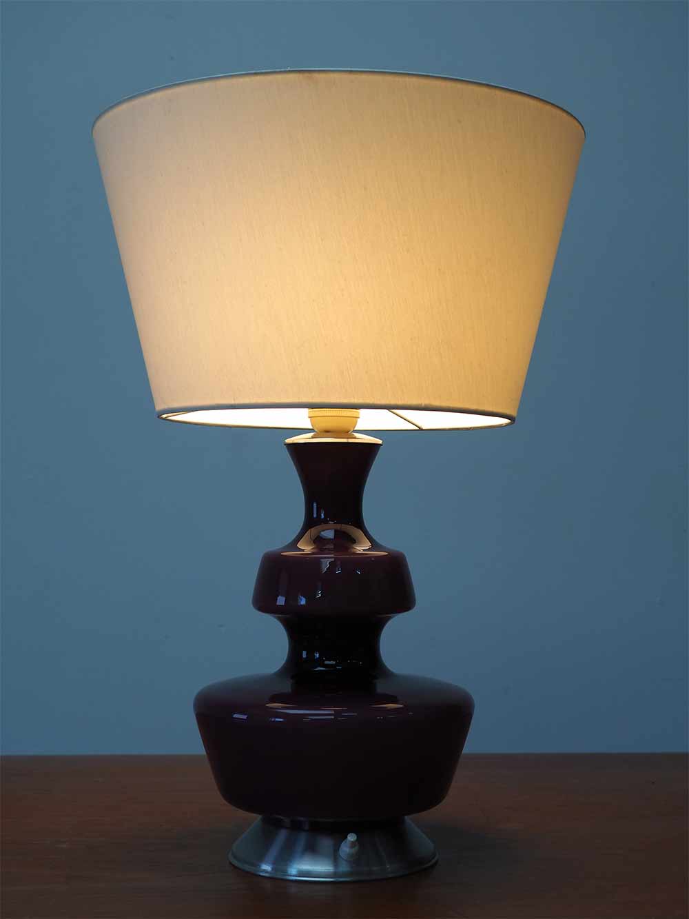 Holmegaard deens paars glazen tafellamp met licht in voet