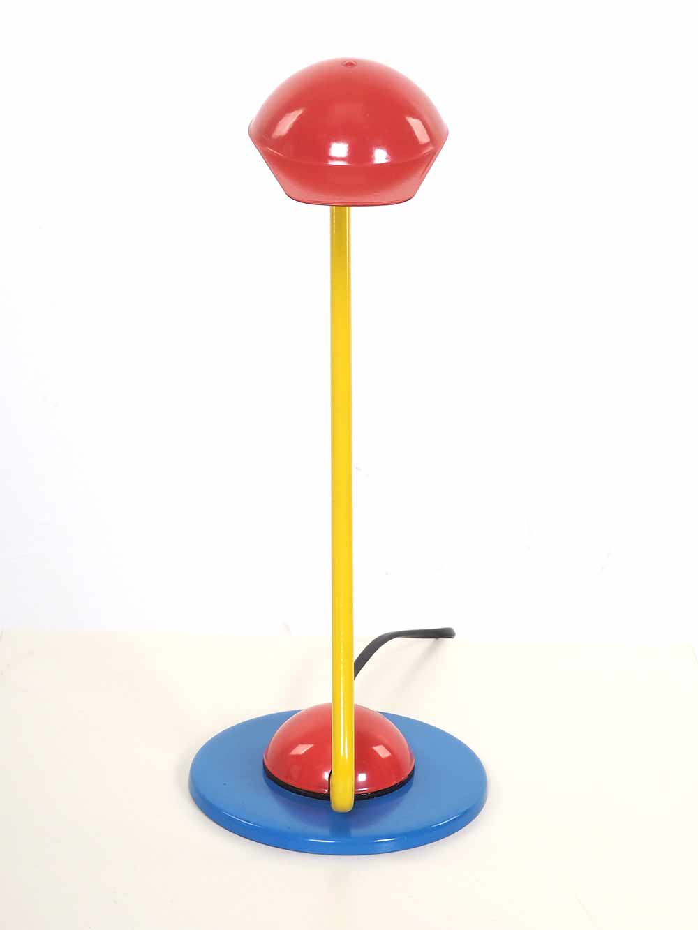 Tafellamp met pet memphis stijl rood geel blauw