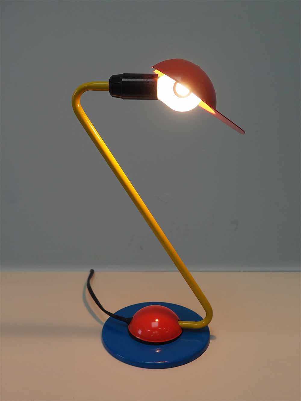 Tafellamp met pet memphis stijl rood geel blauw