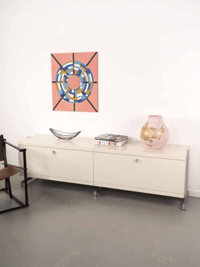 Dressoir creme kleurig klepkasten aluminium stelpoten