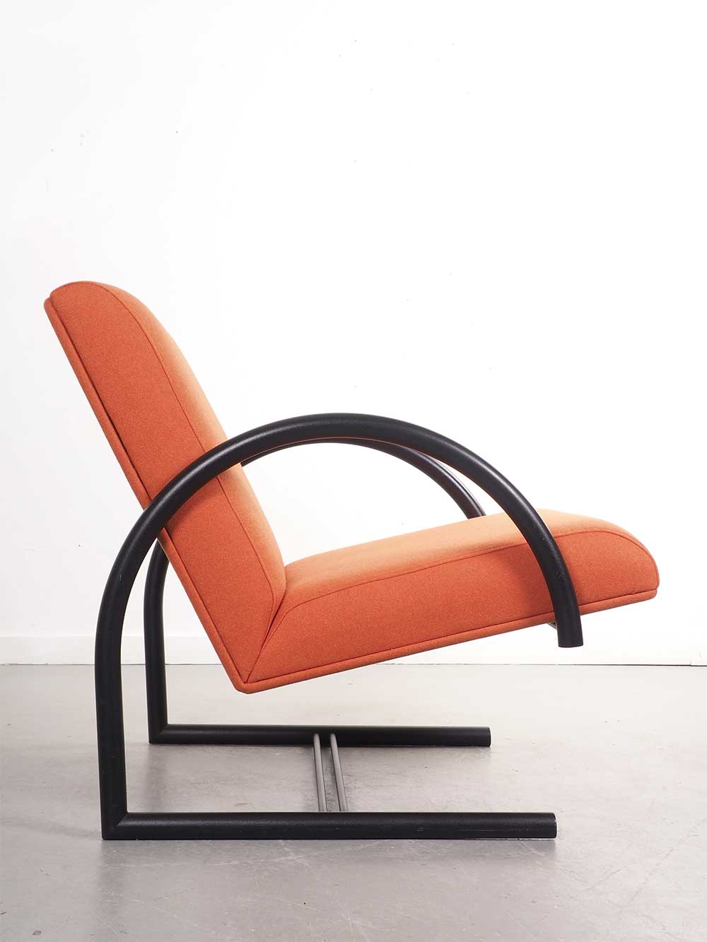 Oranje fauteuil de Cirkel Mazairac en Boonzaaijer 80s Hennie de Jong