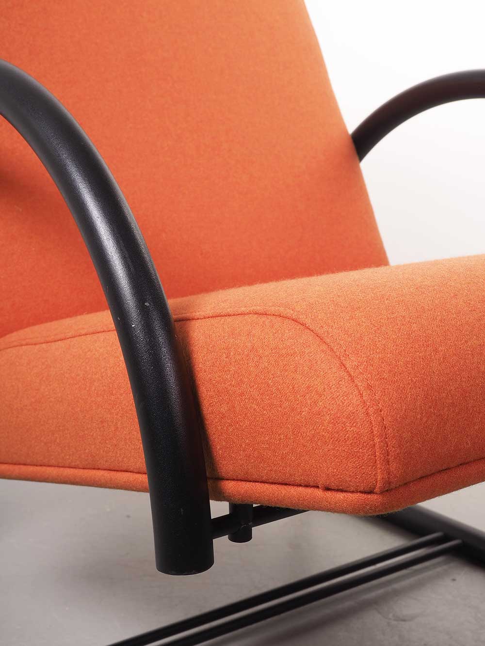 Oranje fauteuil de Cirkel Mazairac en Boonzaaijer 80s Hennie de Jong