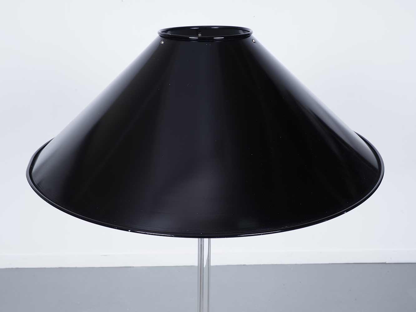 Plexola vloerlamp Ingo Maurer Design M zwart metalen kap plexiglas buis