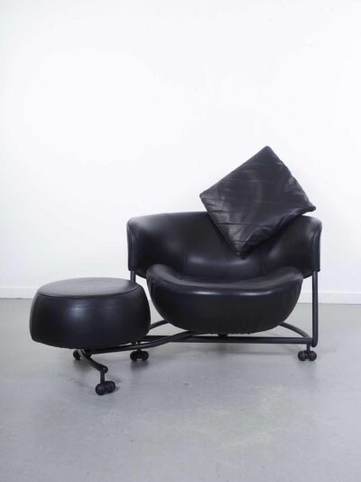 Girotonda lounge stoel met verrijdbaar voetenbankje of tafeltje Adele C (Cassina) Francesco Binfaré italiaans zwart leren bekleding