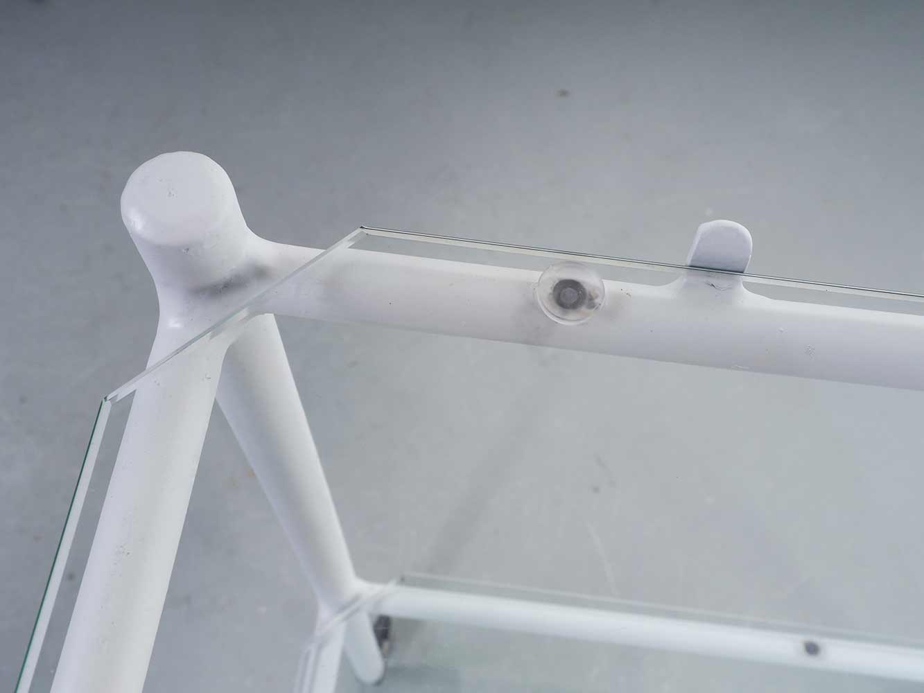 Trolley wit metalen buisframe nieuw gespoten met 2 glazen platen en zwenkwielen