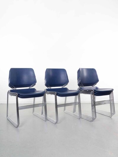 Blauw kunststof stapelbare eetkamerstoelen met chromen frame