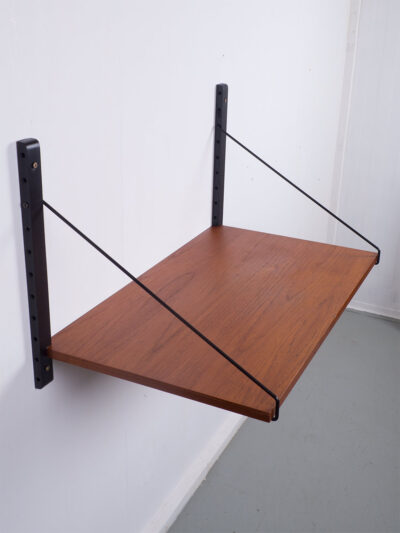 Buro plank Cadovius cado teak met 2 wandhouders.