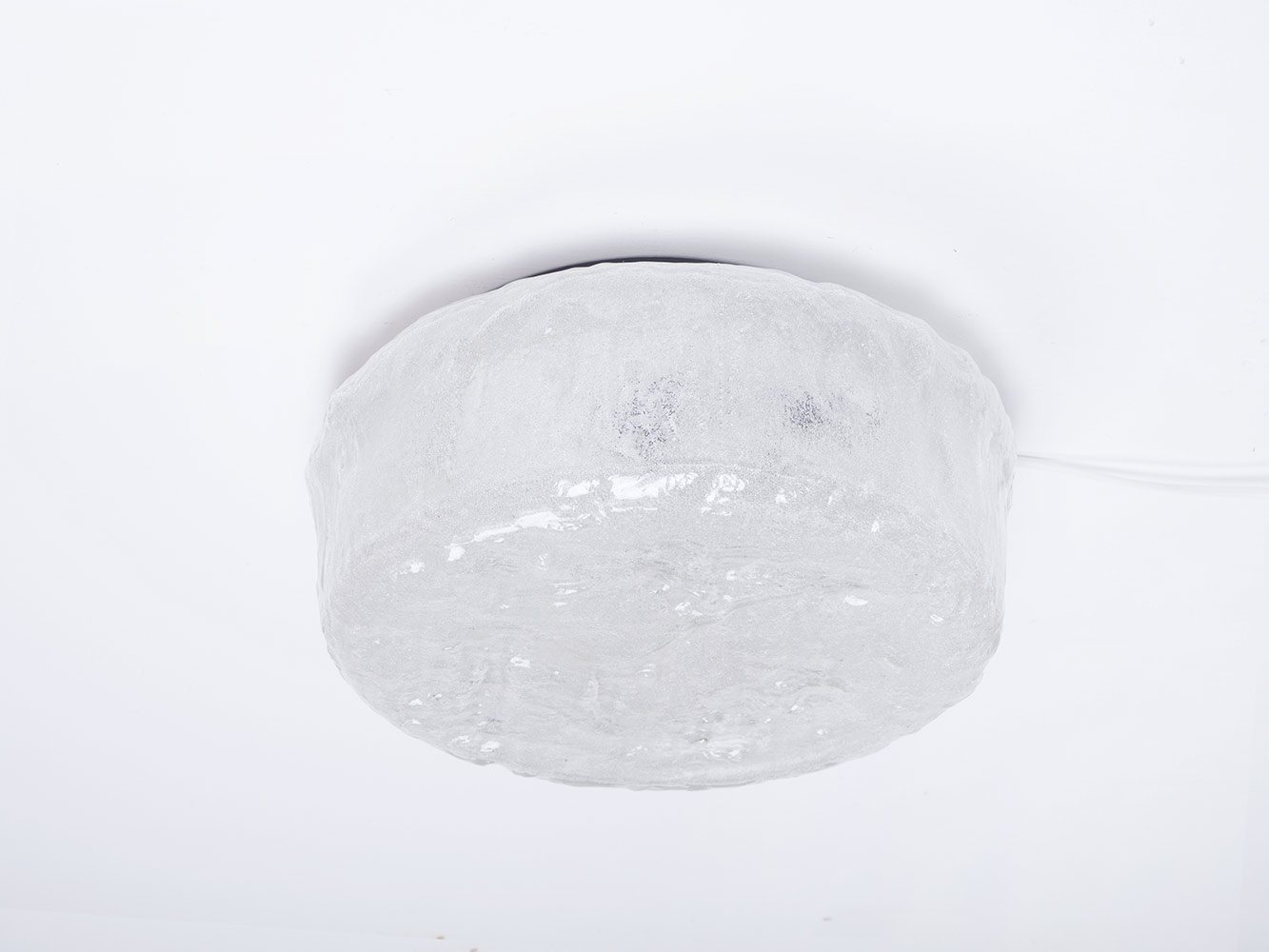 wand of plafondlamp gemaakt van ijsglas.