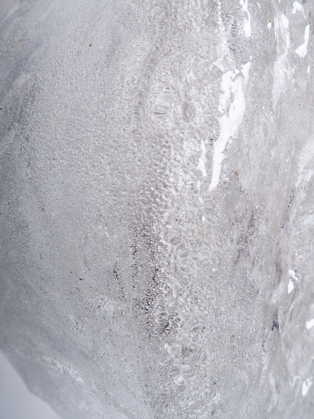 wand of plafondlamp gemaakt van ijsglas.