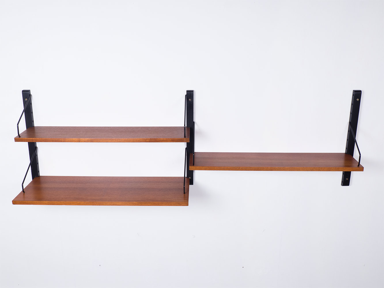 Modulaire wandkast, Royal system, geproduceerd door Cado in de jaren 50. Dit teak houten systeem heeft 3 planken met 3 rails