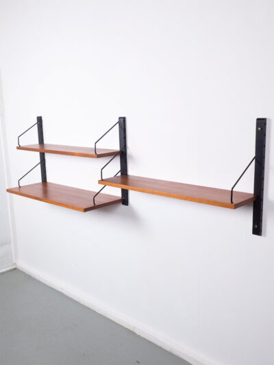 Modulaire wandkast, Royal system, geproduceerd door Cado in de jaren 50. Dit teak houten systeem heeft 3 planken met 3 rails