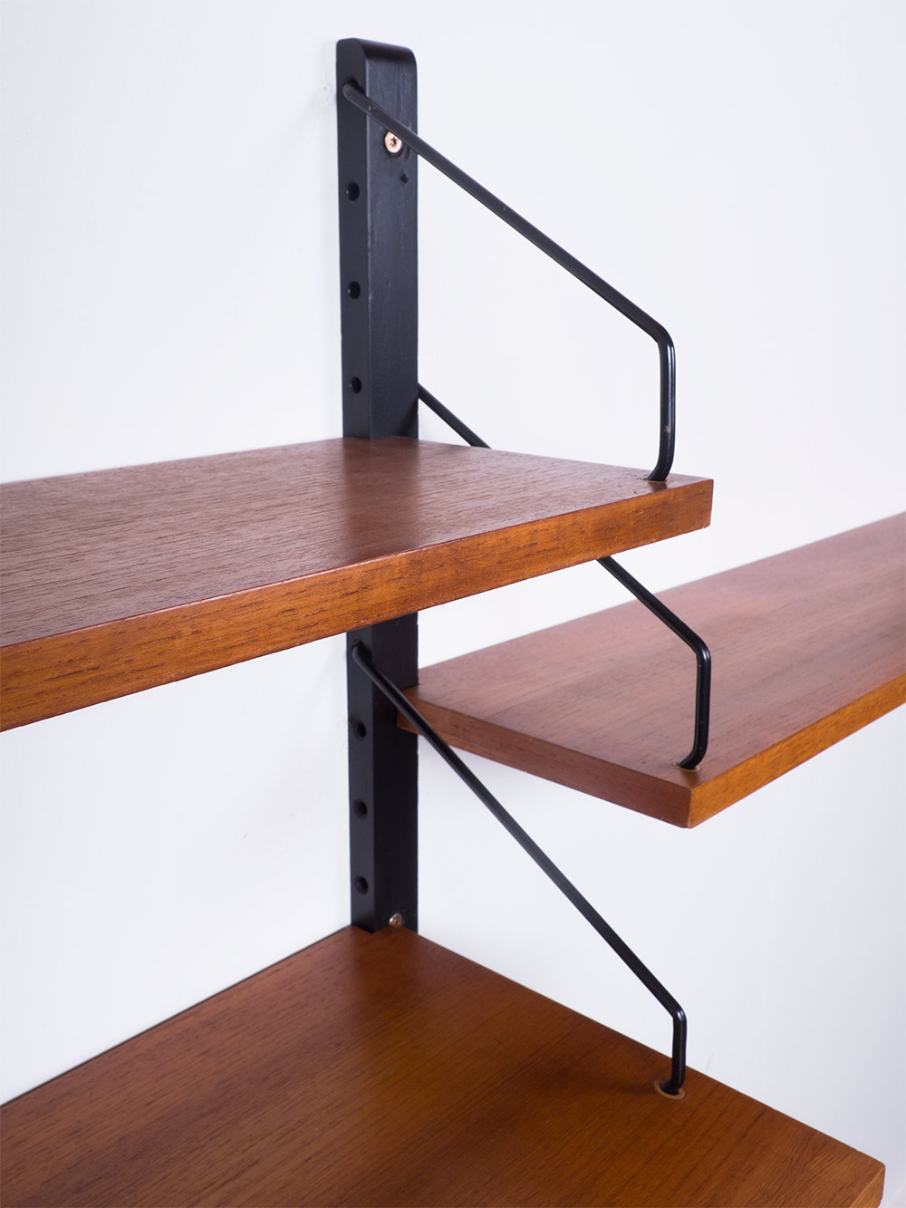 Modulaire wandkast, Royal system, geproduceerd door Cado in de jaren 50. Dit teak houten systeem heeft 3 planken met 3 rails