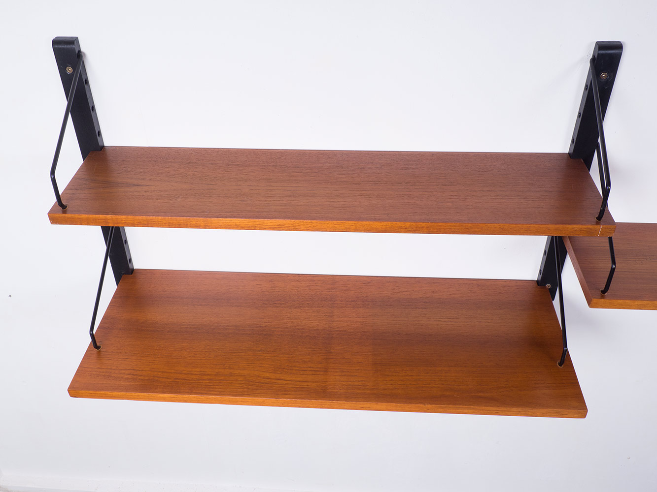 Modulaire wandkast, Royal system, geproduceerd door Cado in de jaren 50. Dit teak houten systeem heeft 3 planken met 3 rails