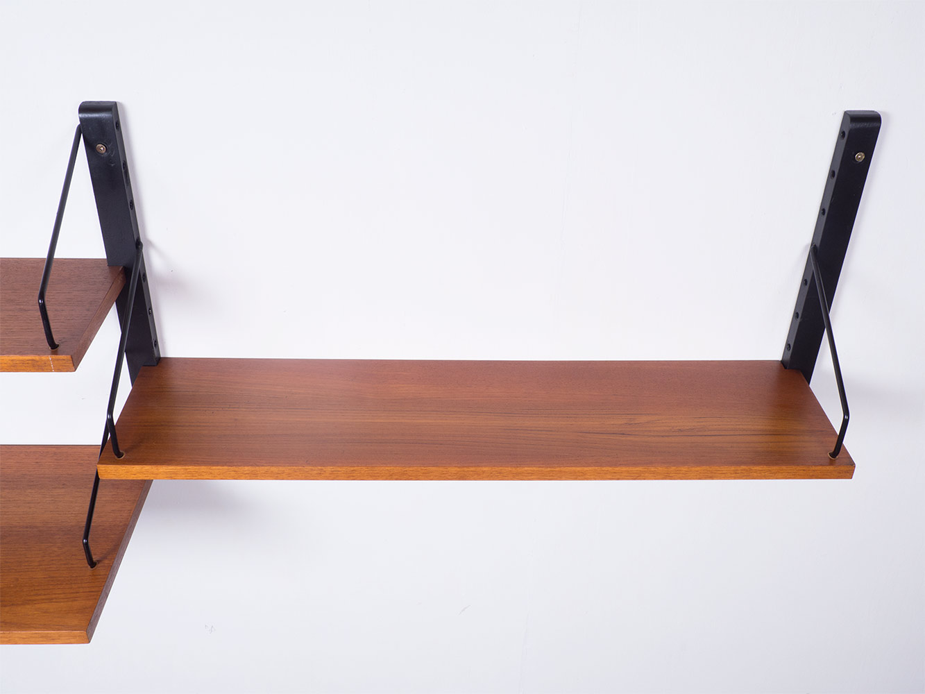 Modulaire wandkast, Royal system, geproduceerd door Cado in de jaren 50. Dit teak houten systeem heeft 3 planken met 3 rails