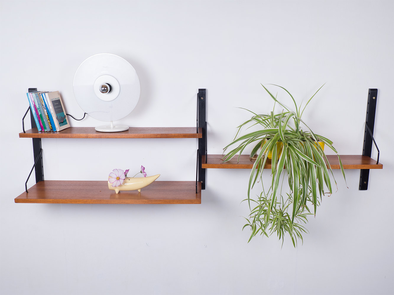 Modulaire wandkast, Royal system, geproduceerd door Cado in de jaren 50. Dit teak houten systeem heeft 3 planken met 3 rails