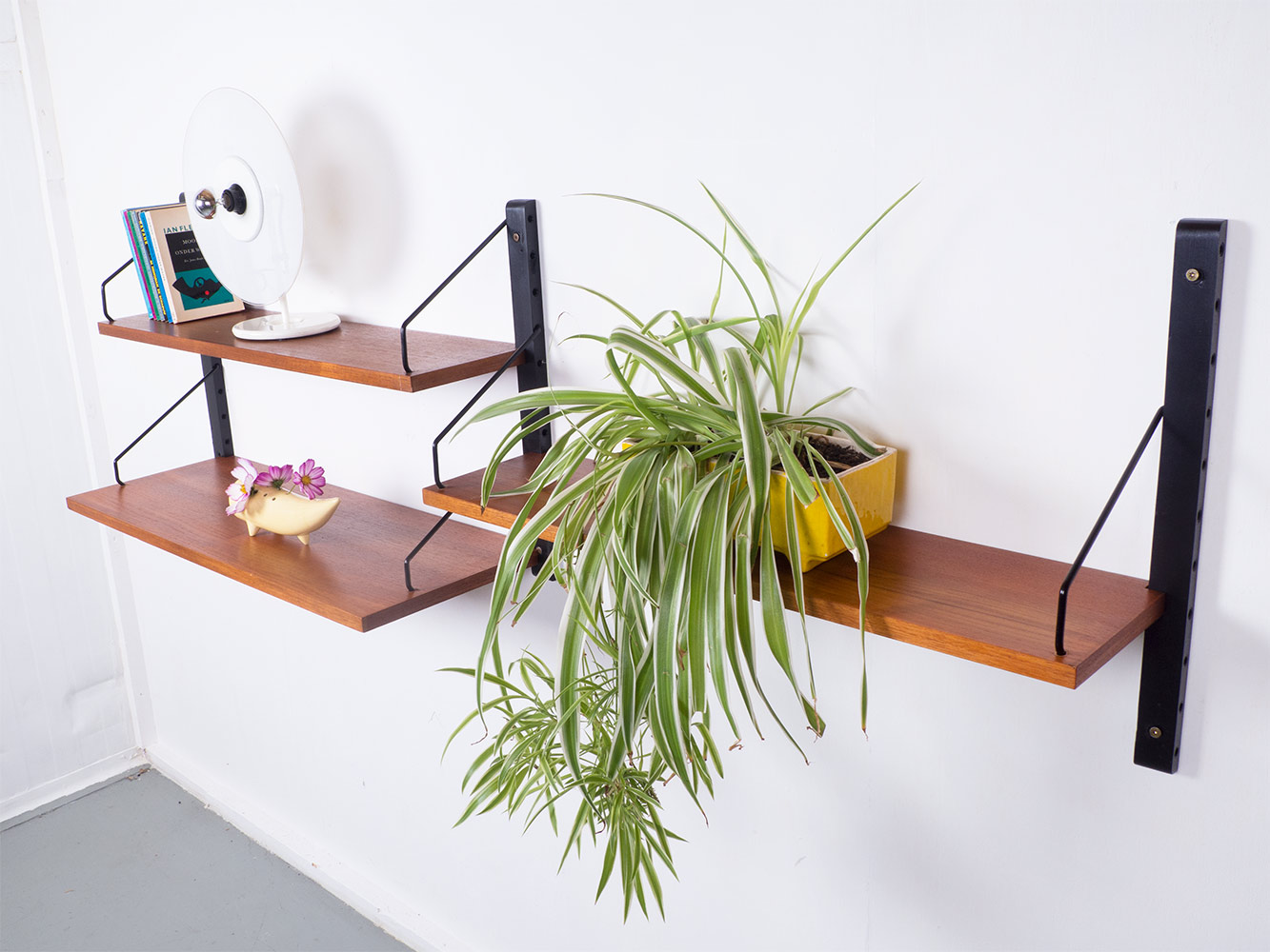 Modulaire wandkast, Royal system, geproduceerd door Cado in de jaren 50. Dit teak houten systeem heeft 3 planken met 3 rails